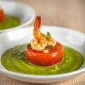 Hapje tomaat met grijze garnalen en groene coulis