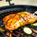Kip op de barbecue met courgette en honing