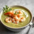 Koude Avocado-Komkommersoep met Kruidige Garnalen