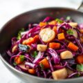 Lauwwarme rode koolsalade met gerookte eendenborst