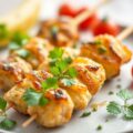 Maïstortilla, kippenbrochette met ananas, rauwkost