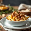 Macaroni ’tre formaggi’ met savooi en gehakt