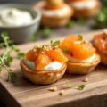 Mini-krieltjes met warmgerookte zalm en ricotta-yoghurtspread