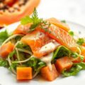 Papaya Salade met Papaya Dressing en Zalm Sashimi