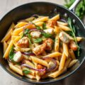 Pasta met witlof, peer, makreel en pijnboompitjes