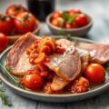 Rauwe ham met tomatensalsa en gedroogde olijven
