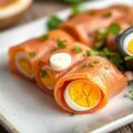 Rolletjes van gerookte zalm met een salade van hard gekookte eieren en wasabi