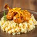 Saffraan-Kip met Dadels over Saffraan-Rijst