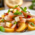 Salade van meloen en pompelmoes met ham en champagnegelei