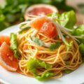 Thaise salade met gefrituurde rijstvermicelli nest