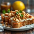 Toast met Conférence peer, Hervekaas en gekarameliseerde noten