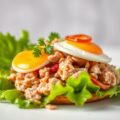Tonijnsalade met gebakken ei en gebakken ui