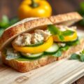 Tonijnsandwich met gele paprika, komkommer en munt