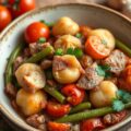 Varkenshaasje in een jasje van pancetta, met provençaalse tomaten, sperziebonen en aardappelen met peterselie