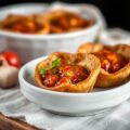 Vogelnestjes van kwarteleitjes met tomatensaus