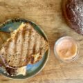 Tosti van desembrood met kaas en srirachamayo