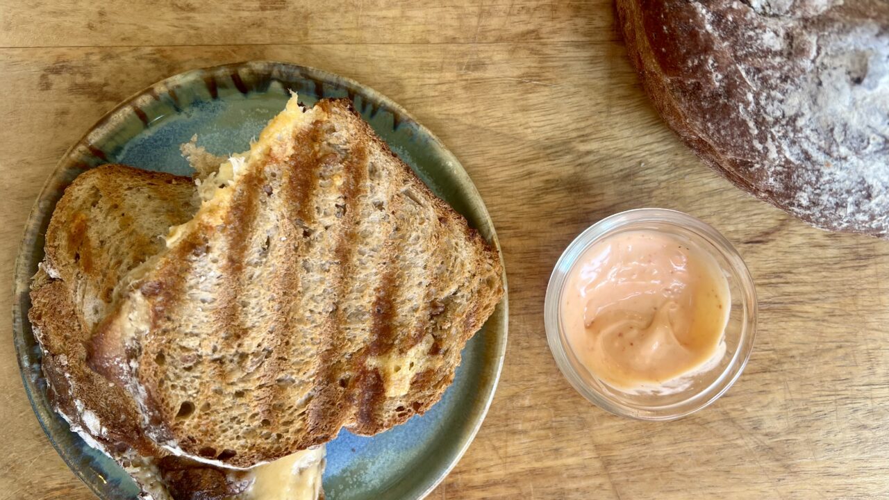 Tosti van desembrood met kaas en srirachamayo