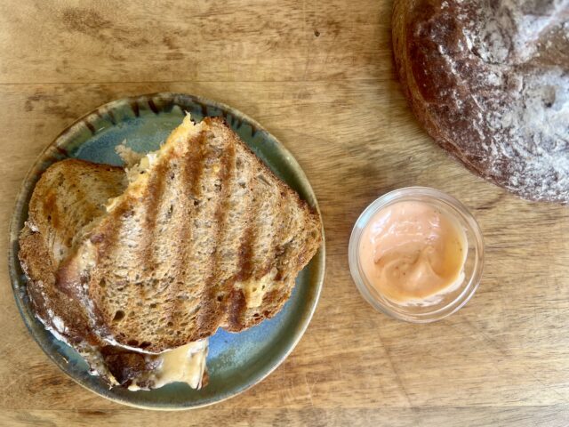 Tosti van desembrood met kaas en srirachamayo
