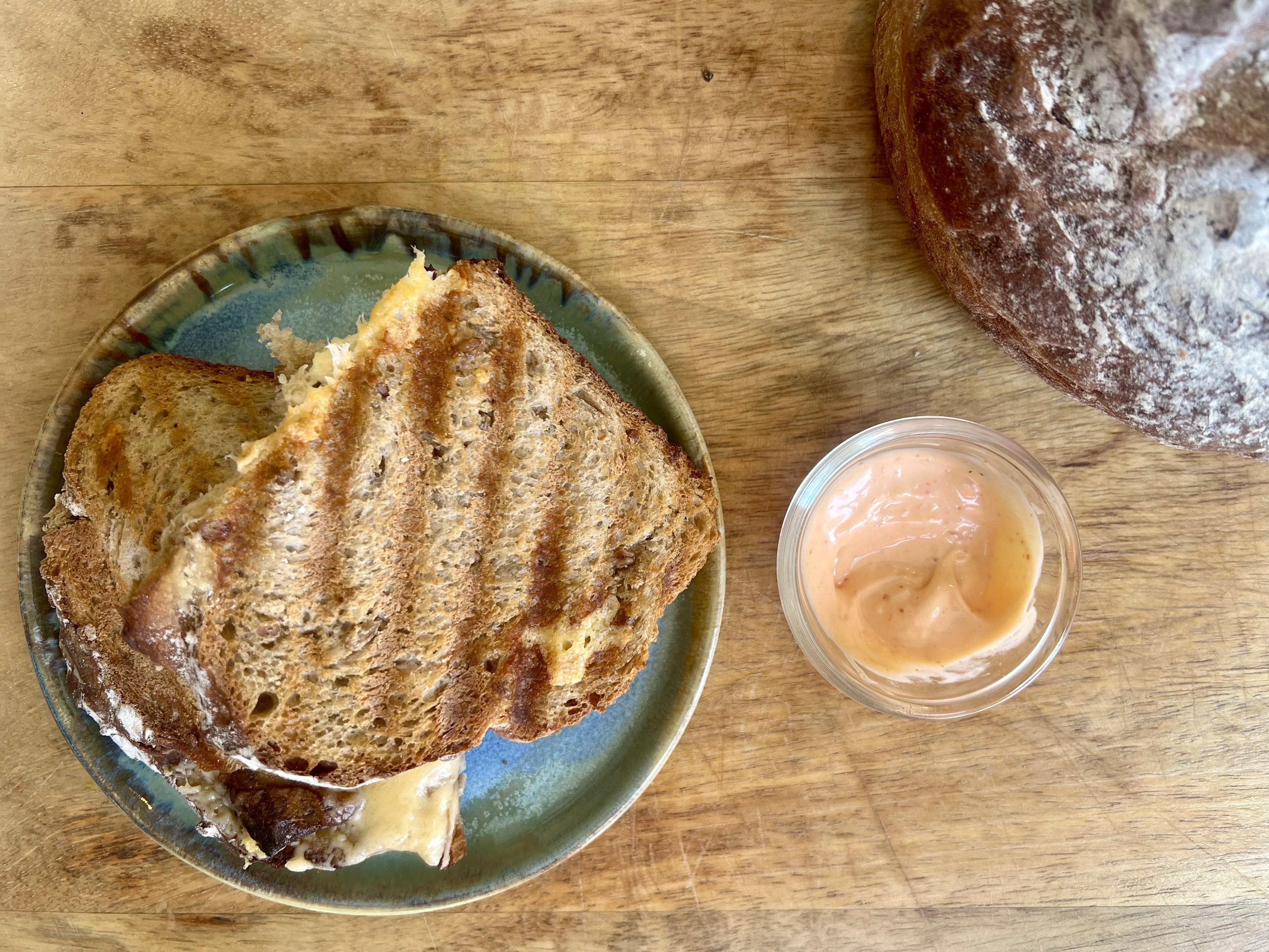 Tosti van desembrood met kaas en srirachamayo