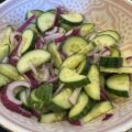 Komkommersalade met rode ui, gemaakt door bobby