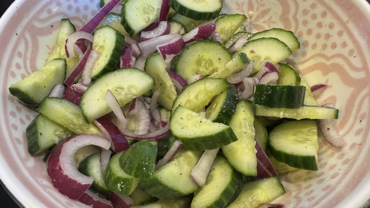 Komkommersalade met rode ui, gemaakt door bobby