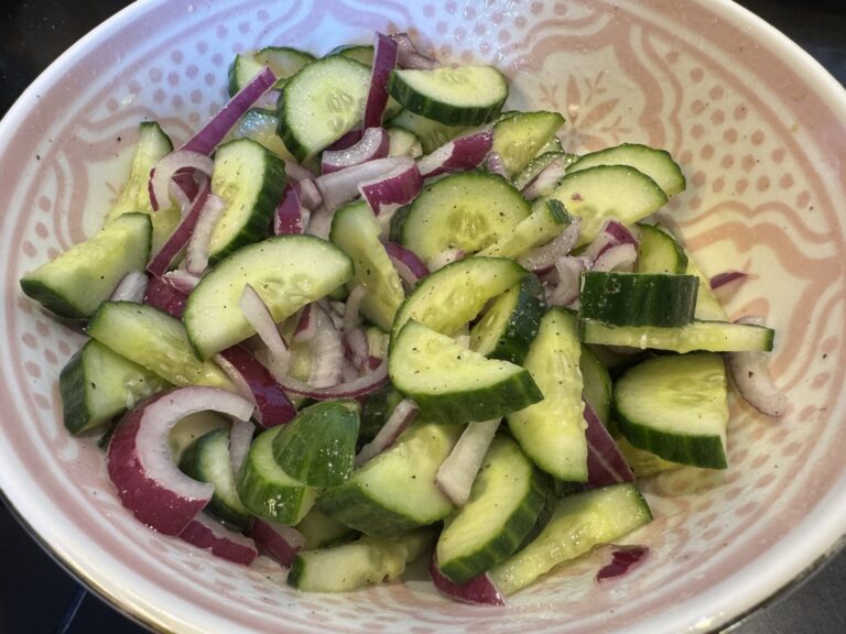 Komkommersalade met rode ui, gemaakt door bobby