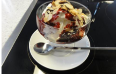 “Heisse Liebe ” lekker roomijs met warme zomervruchtenpuree