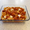 Tortellini ovenschotel met gehakt in tomatensaus.