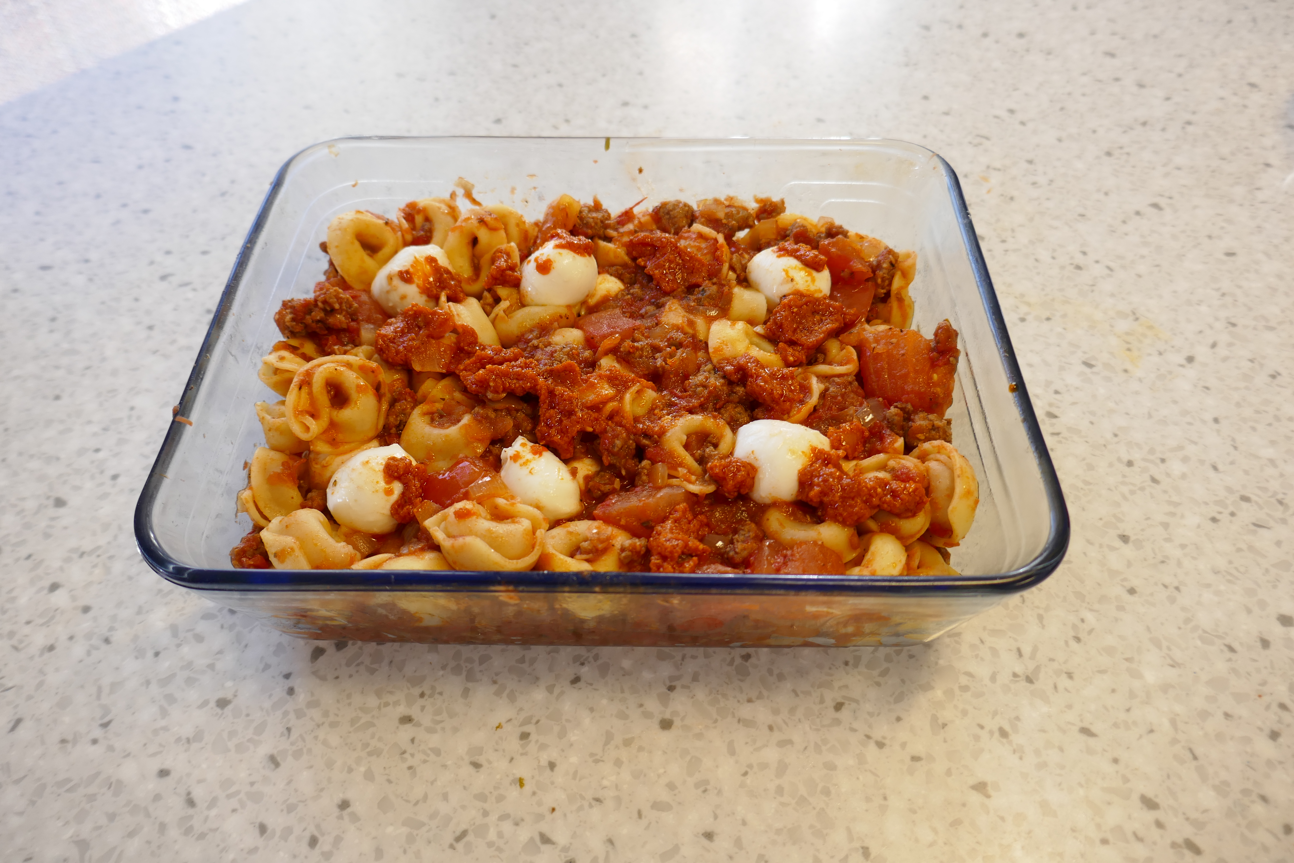 Tortellini ovenschotel met gehakt in tomatensaus.