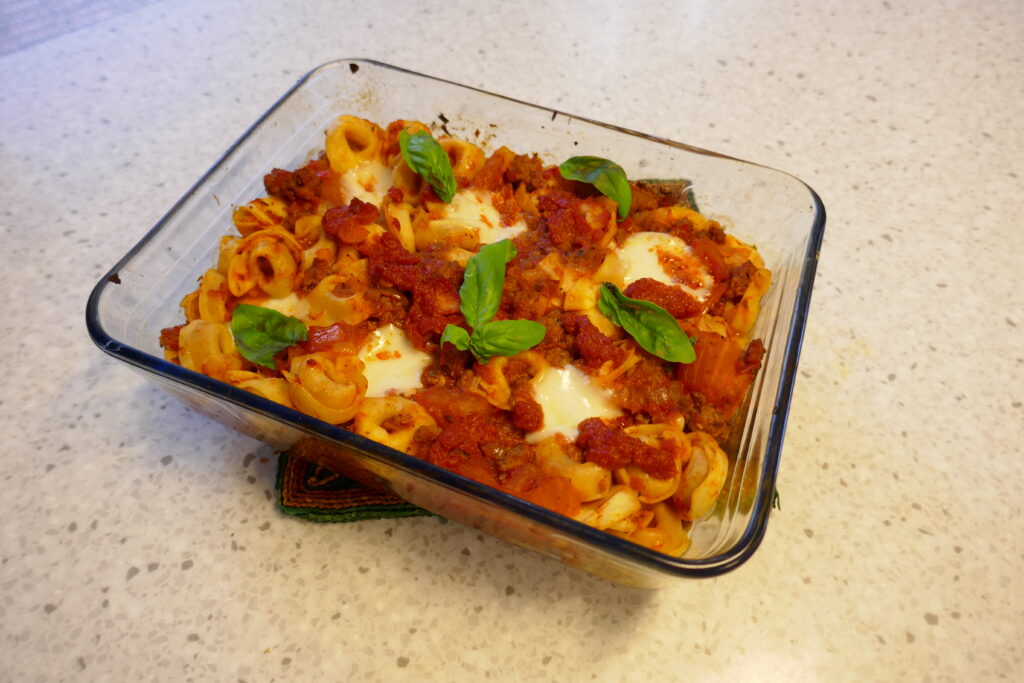 Tortellini ovenschotel met gehakt in tomatensaus.