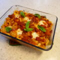 Tortellini ovenschotel met gehakt in tomatensaus.