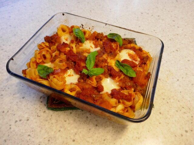 Tortellini ovenschotel met gehakt in tomatensaus.
