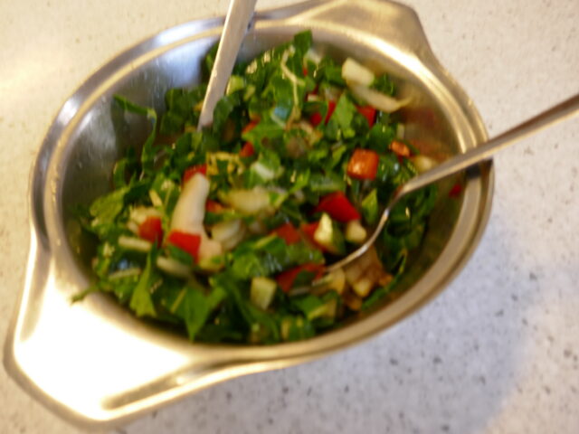 Paksoi salade met stukjes paprika en komkommer met Oosters smaakje