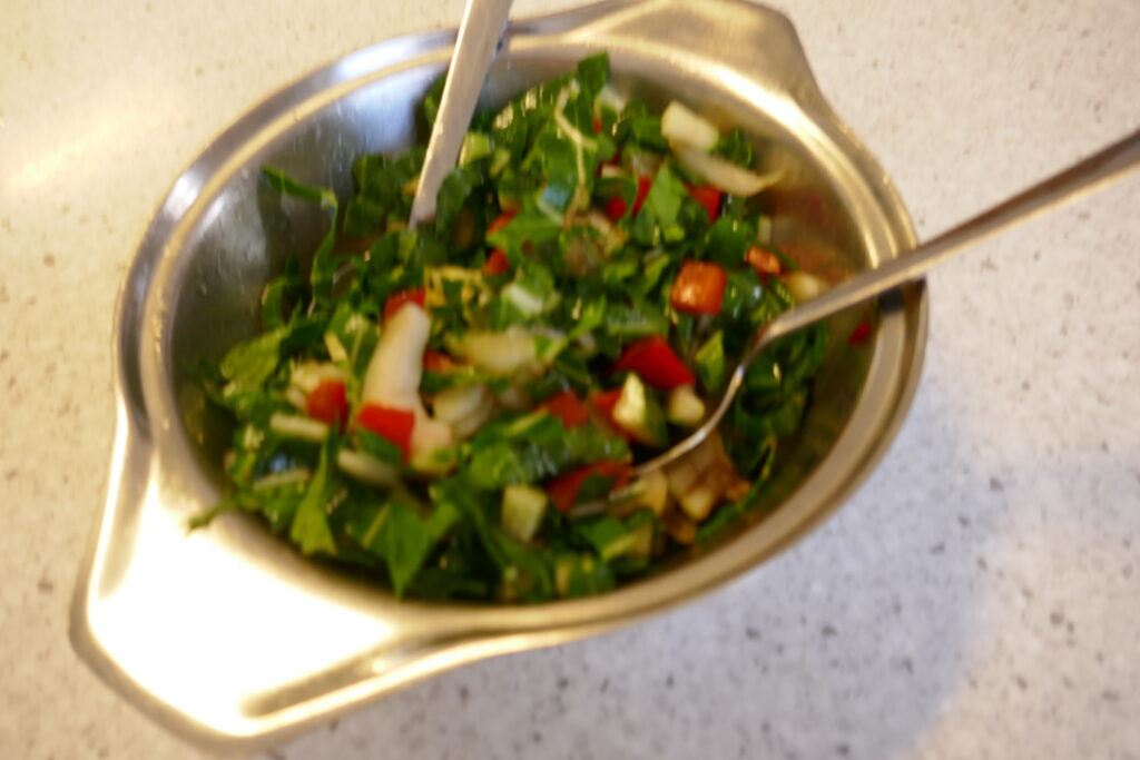 Paksoi salade met stukjes paprika en komkommer met Oosters smaakje