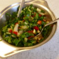 Paksoi salade met stukjes paprika en komkommer met Oosters smaakje