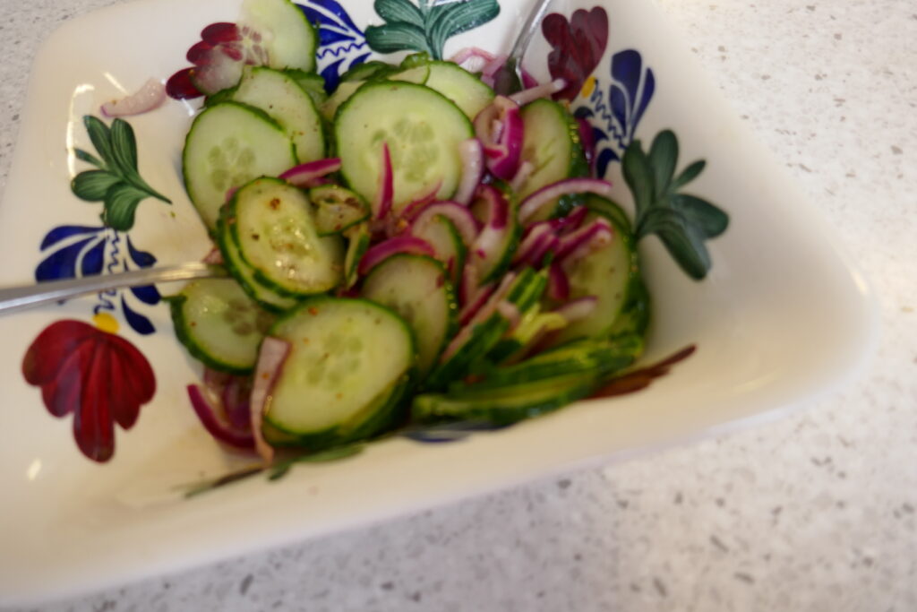 Komkommersalade met rode ui