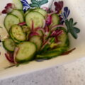 Komkommersalade met rode ui