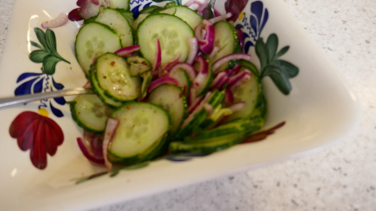 Komkommersalade met rode ui