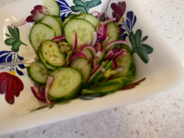 Komkommersalade met rode ui