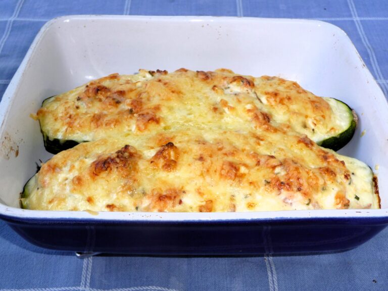 Courgette gevuld met gerookte zalm, kaas en ei