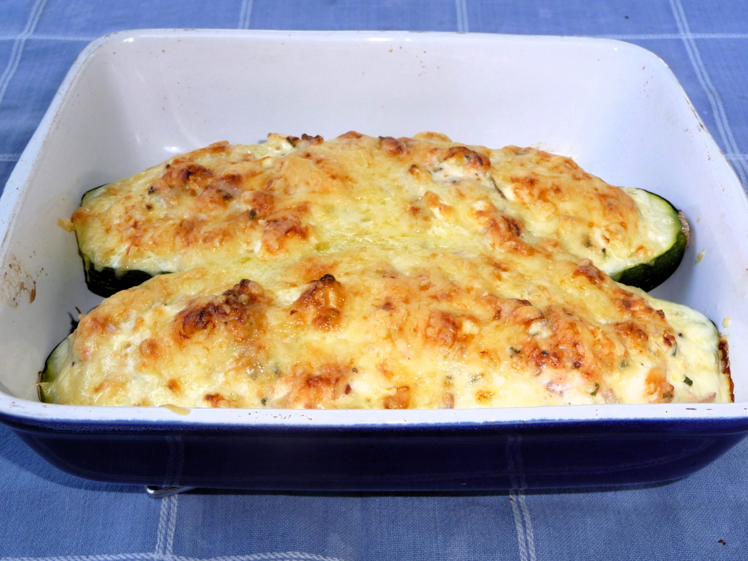 Courgette gevuld met gerookte zalm, kaas en ei