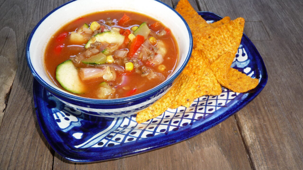 Mexicaanse groentesoep met gehakt en courgette — foto 1