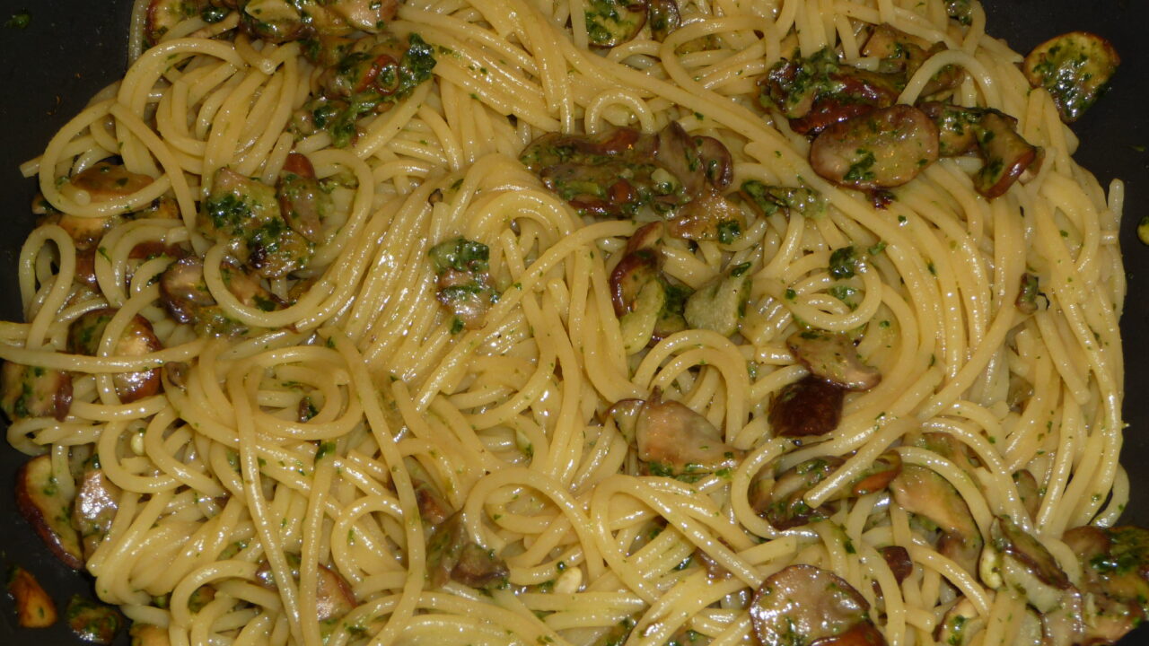 Pasta met pesto en biefstuk (Pasta con pesto e bistecca), foto 4