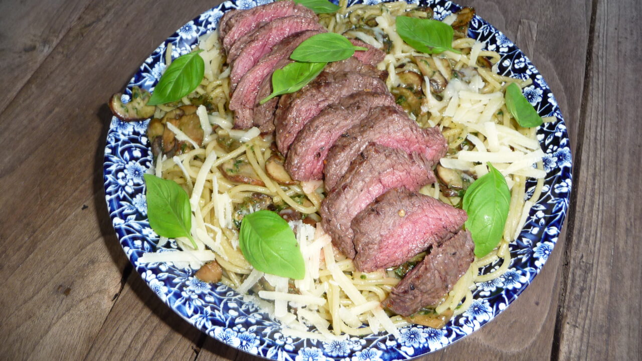 Pasta met pesto en biefstuk (Pasta con pesto e bistecca), foto 1