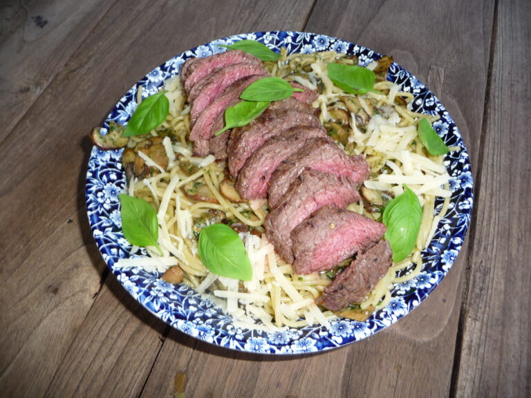 Pasta met pesto en biefstuk (Pasta con pesto e bistecca)