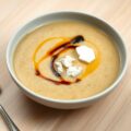 Aardappel-linzenvelouté met geitenkaas