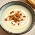 Aardappel-preisoep met kaas en spek