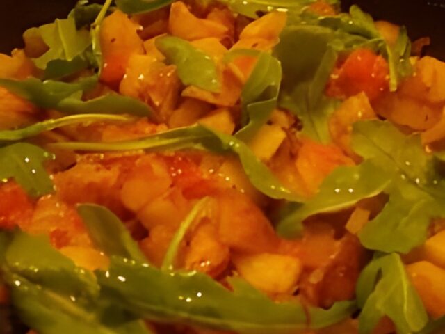 Aardappelpannetje met paprika, tomaat,ui en rucola