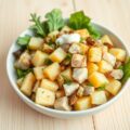 Aardappelsalade met geroosterde prei, gerookte makreel en citrusvinaigrette