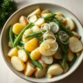 Aardappelsalade met groene bonen, dille en maatjes